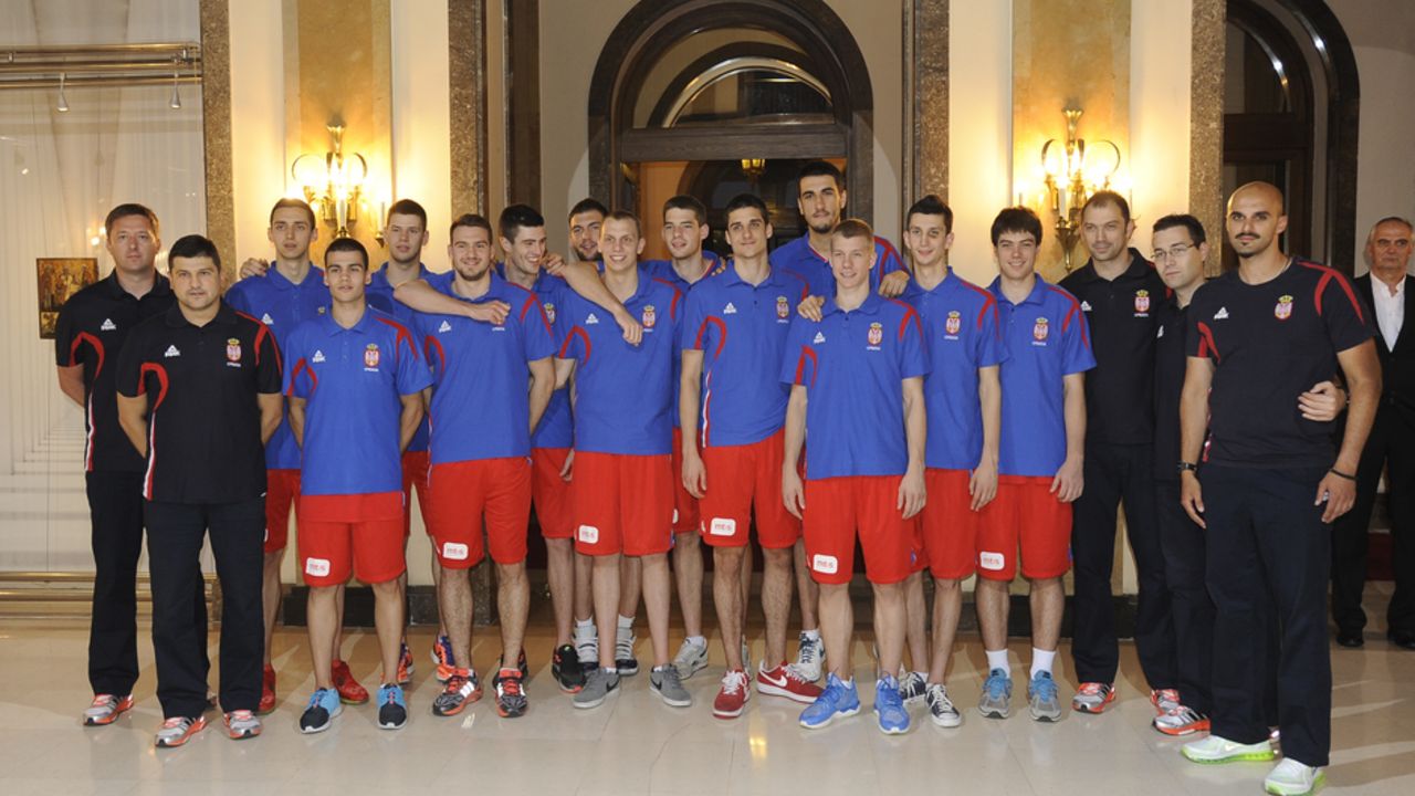 Mlada košarkaška reprezentacija Srbije na proslavi 20 godina od zlata seniora u Atini