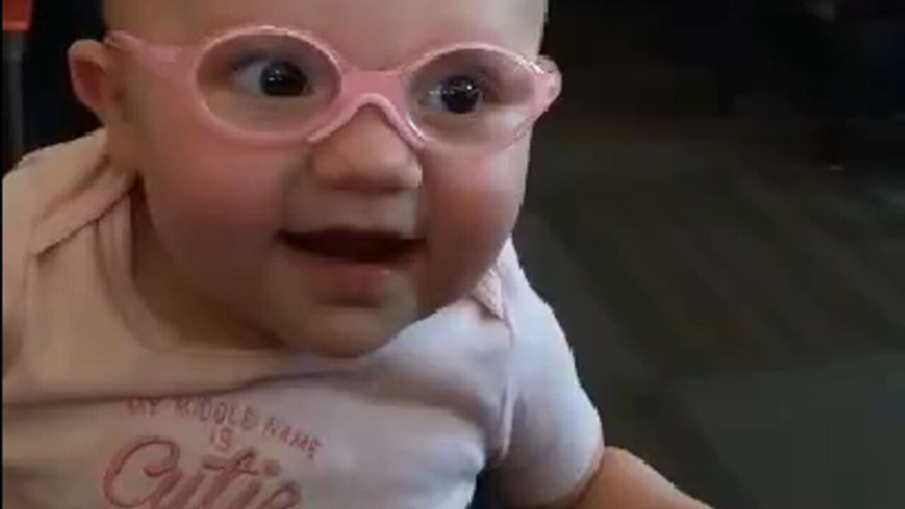 Beba se smeje