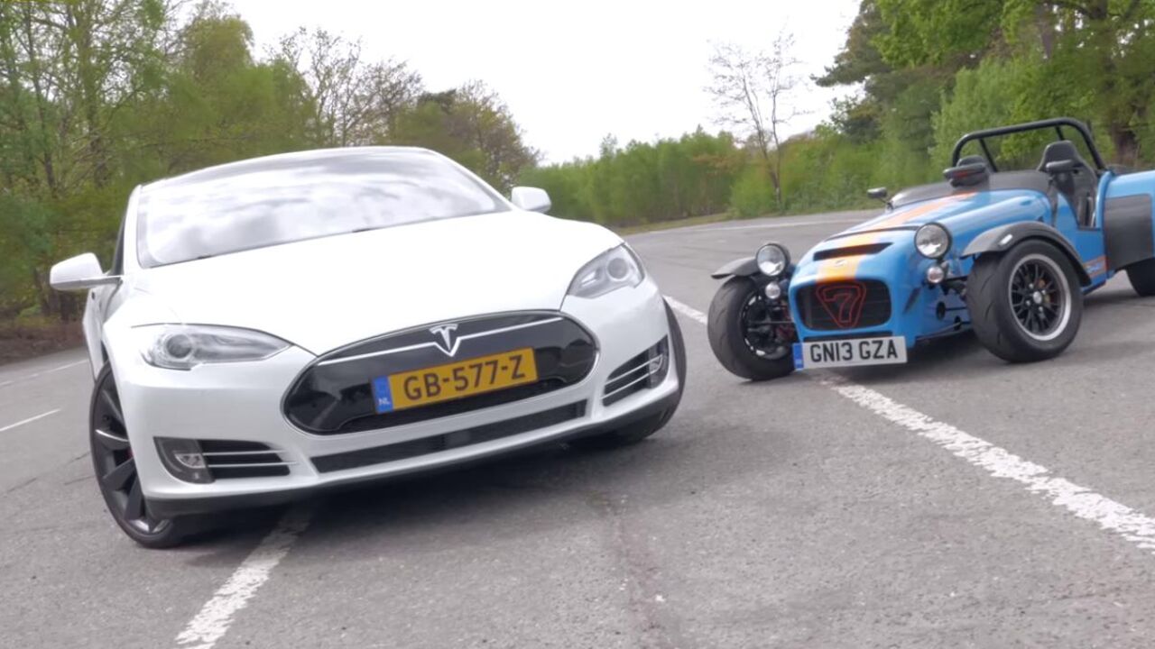 Tesla vs trkački auto