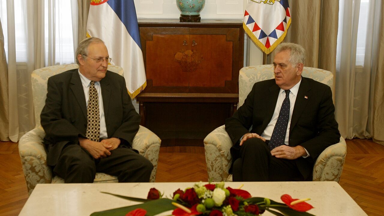 Nikolić i Zurof