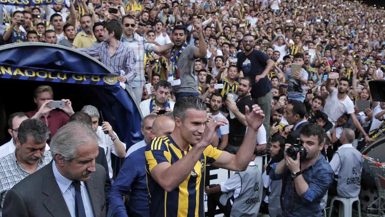 Robin van Persi na predstavljanju navijačima Fenerbahčea u Istanbulu