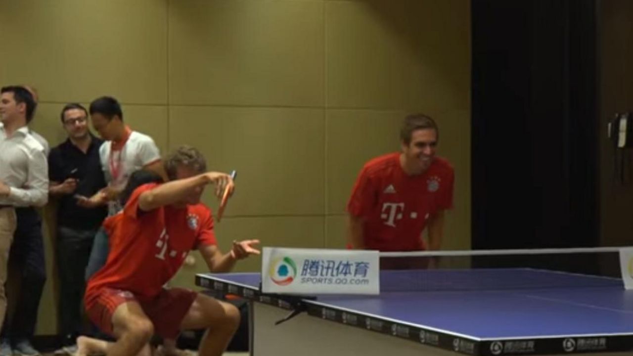 Tomas Miler i Filip Lam igraju stoni tenis