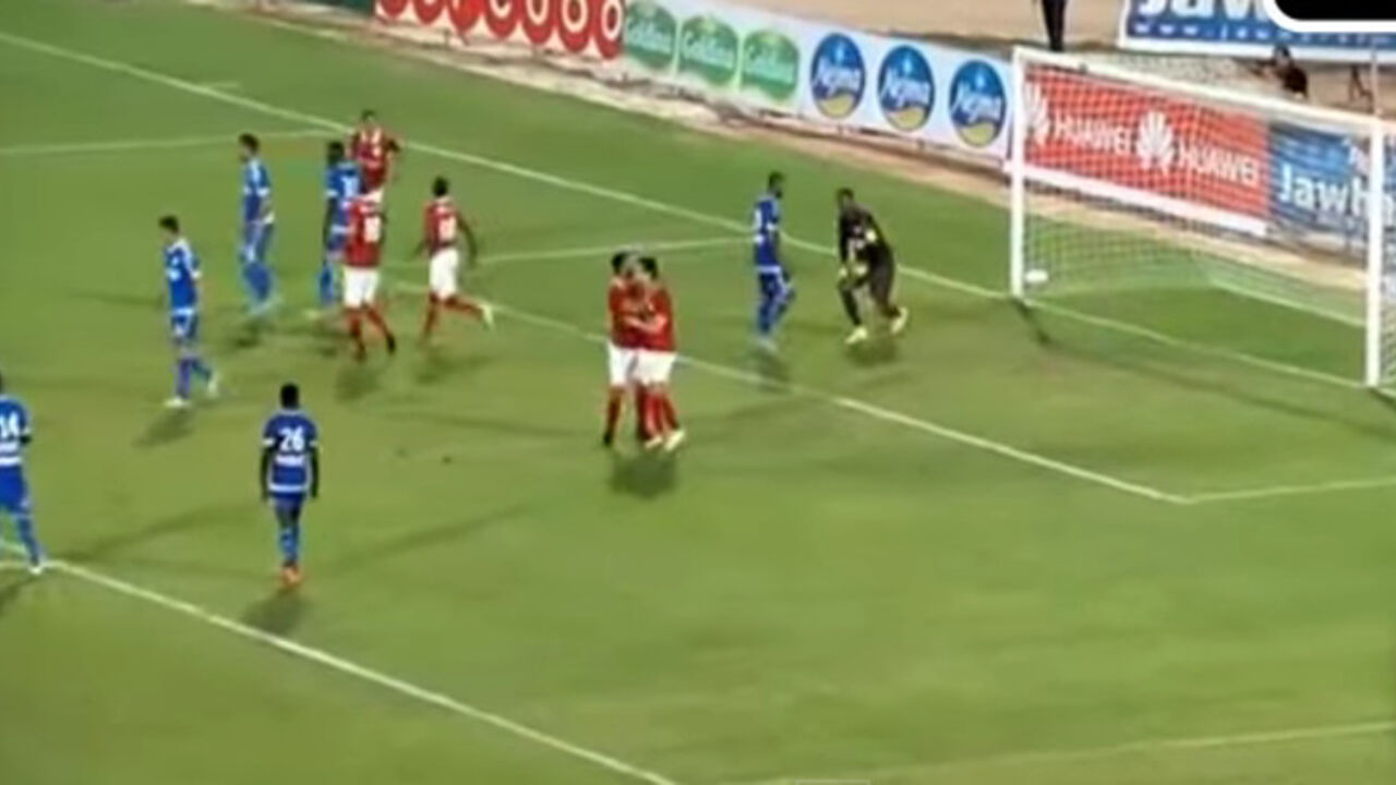 Fudbaleri Etoal sportiva proslavljaju gol iz penala