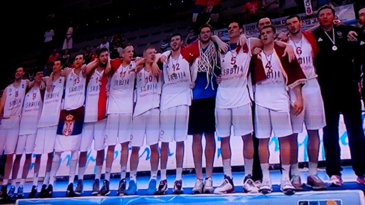 Mladi košarkaši Srbije na pobedničkom postolju posle osvajanja zlatne medalje na Evropskom prvenstvu