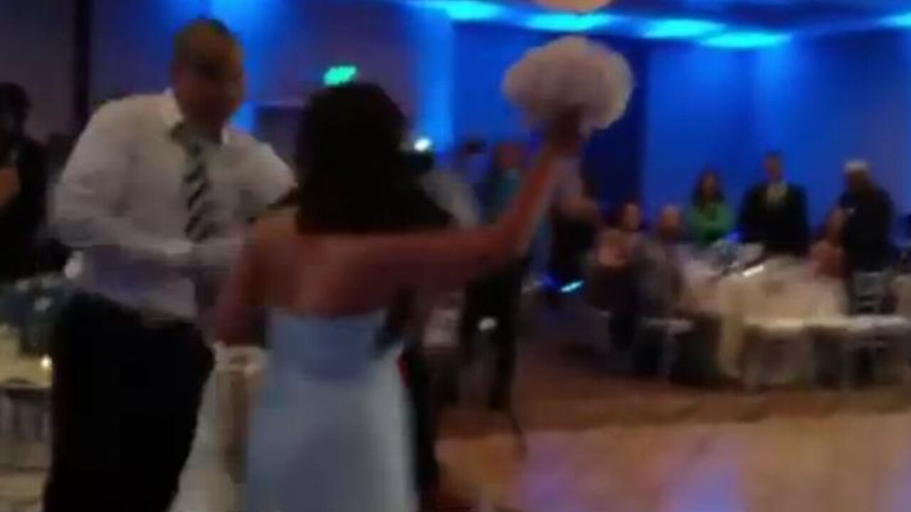 Mlada i mladoženja na svadbi