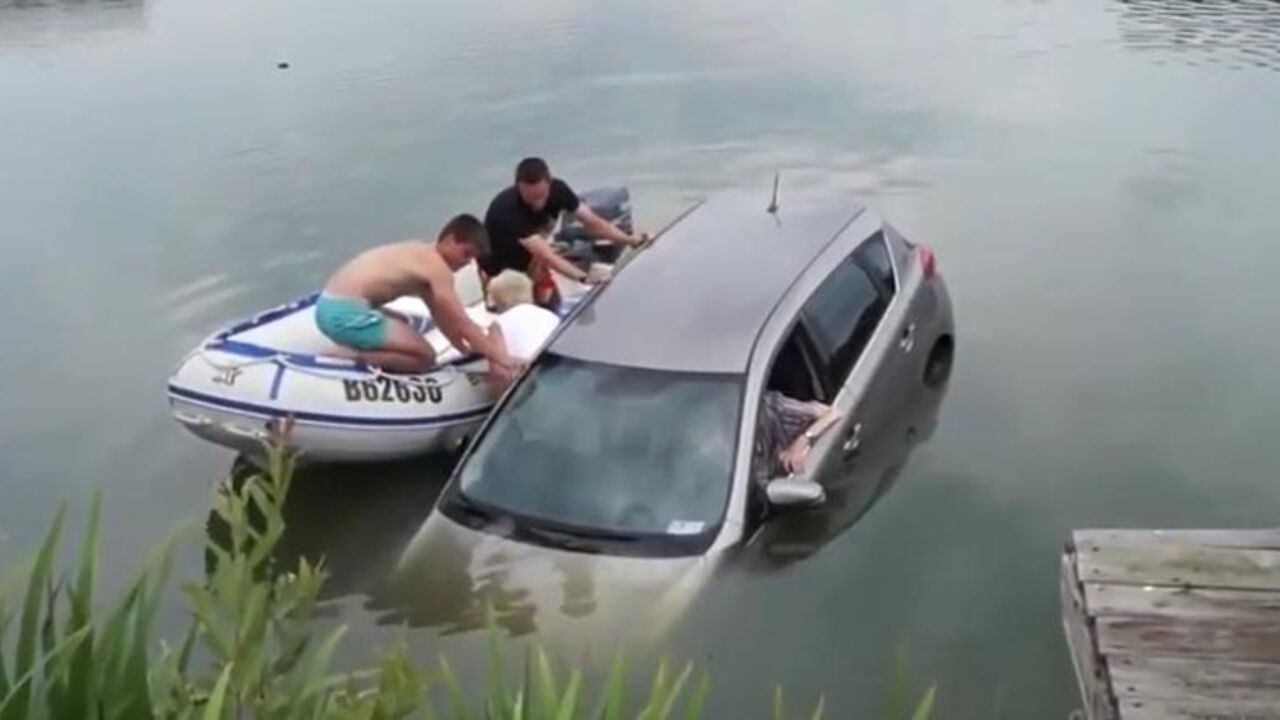 Auto u jezeru