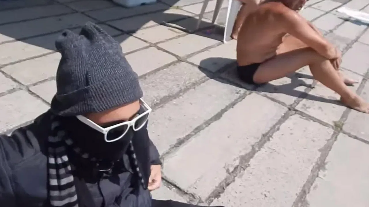 Bosanac se sunča na bazenu u punoj zimskoj opremi
