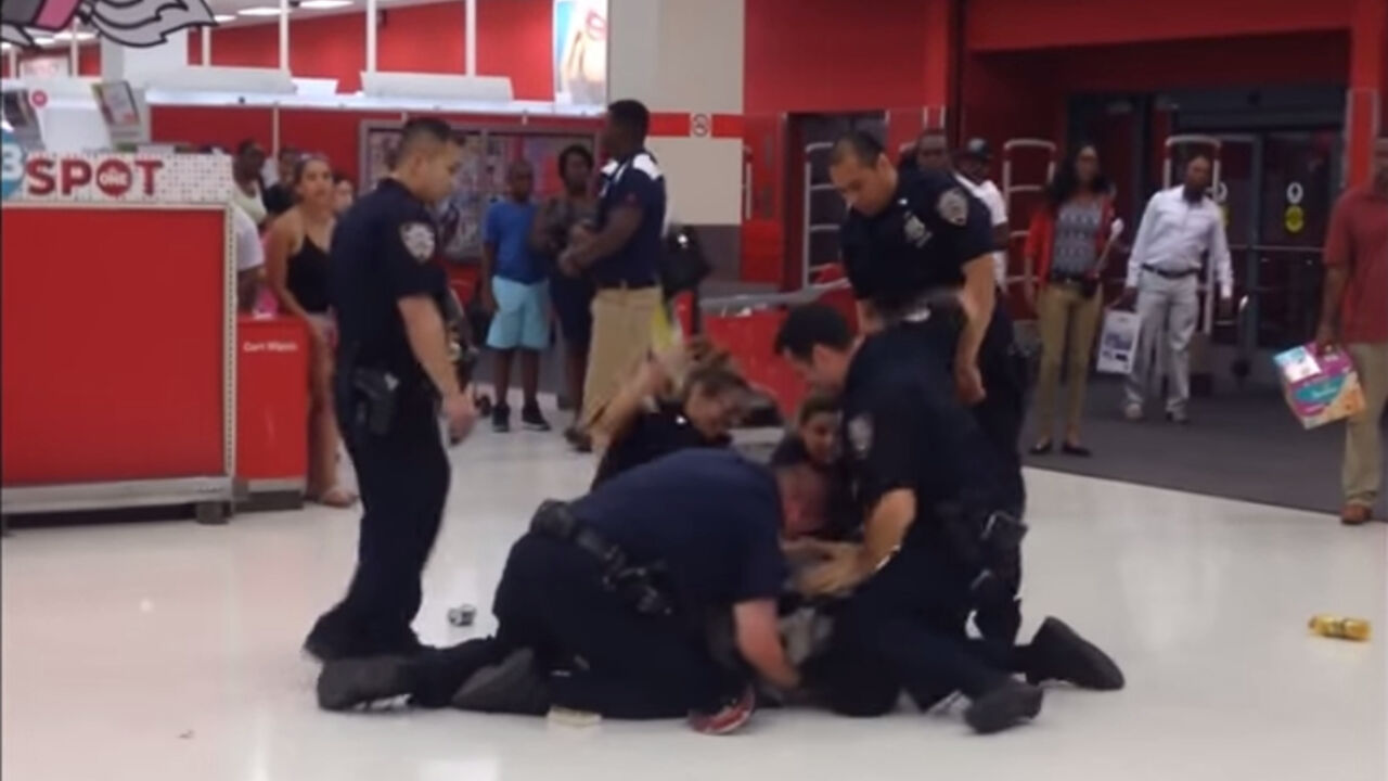 Američka policija prebija Afroamerikanca u supermarketu