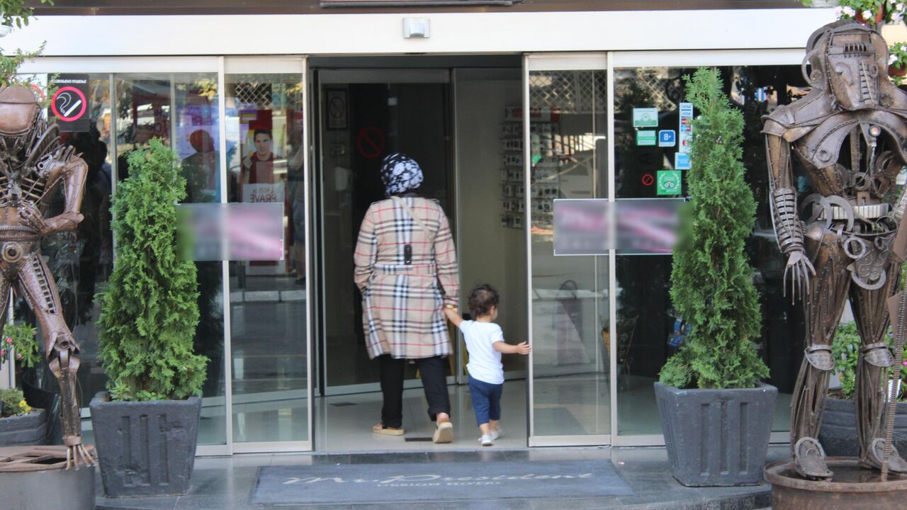 Migranti ulaze u hotel sa 4 zvezdice