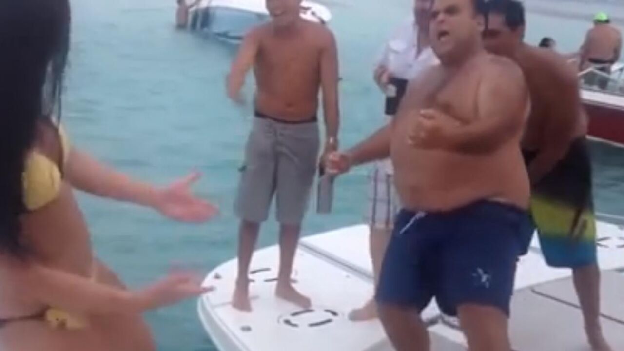 Simpatični debeljuca igra sa seksi crnkom