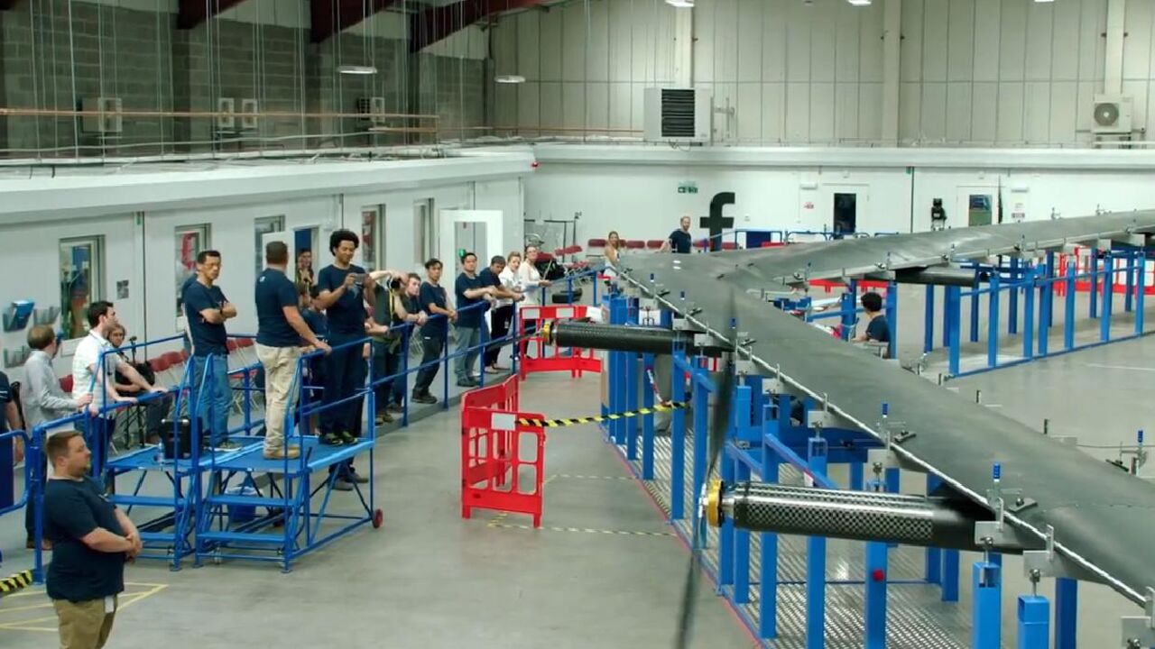 Avion na solarni pogon koji emituje internet vezu