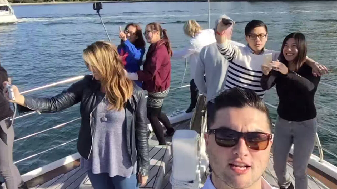 turisti se slikaju uz pomoć selfi štapa