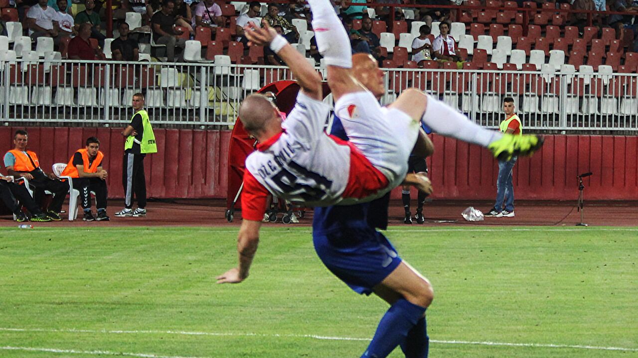 Ognjen Ožegović postiže gol makazicama u duelu Superlige Srbije protiv Javora