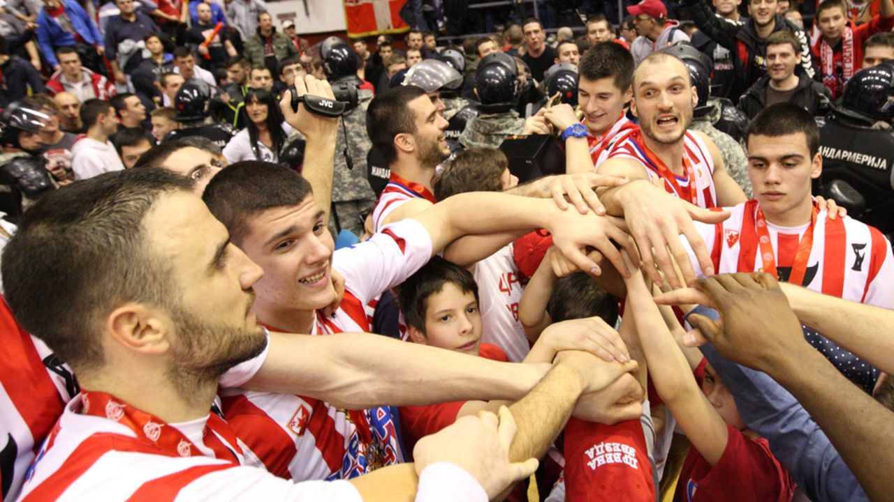 Košarkaši Crvene zvezde slave osvajanje Kupa Radivoja Koraća u sezoni 2013-14