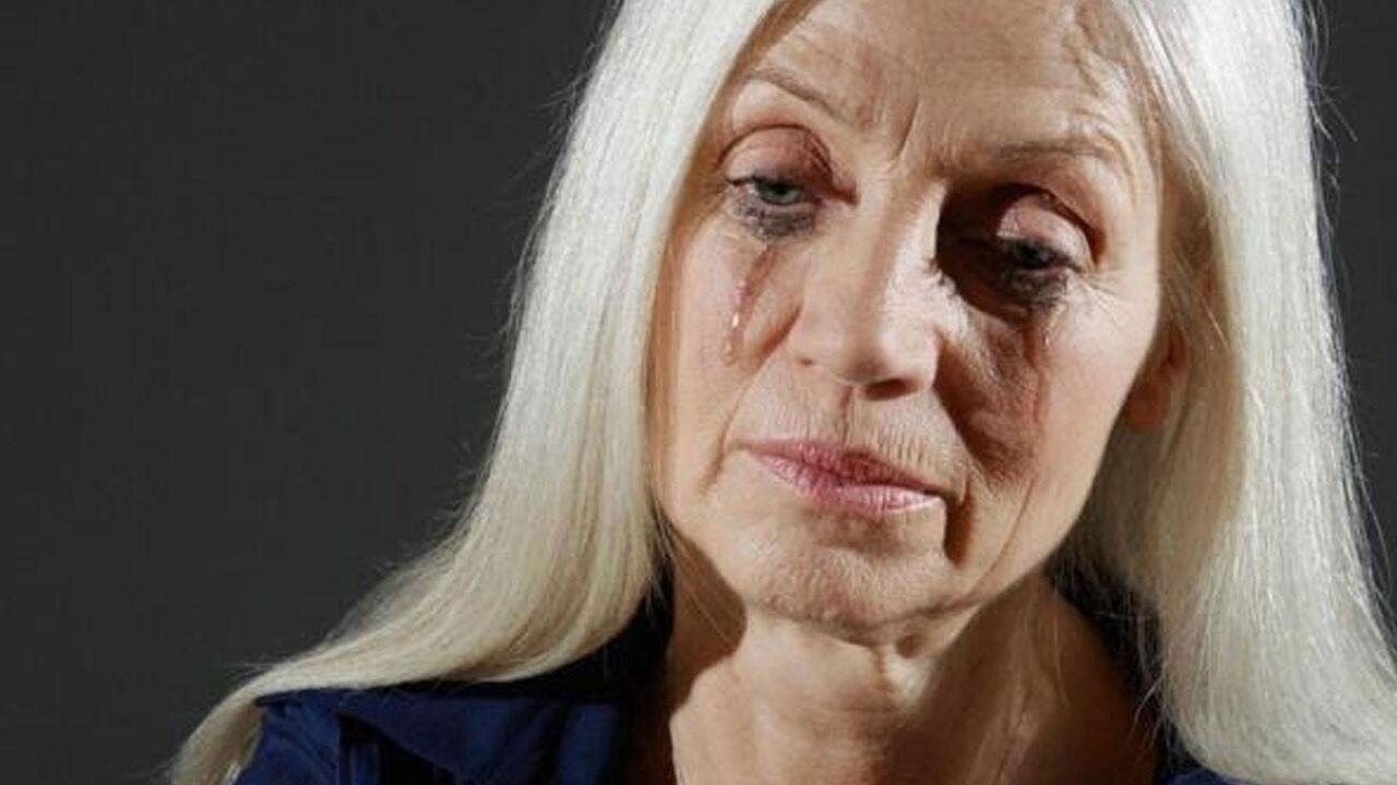 žena plače