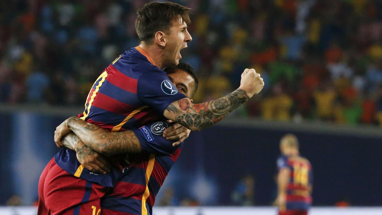 Lionel Mesi i Danijel Alves proslavljaju gol u Superkupu Evrope protiv Sevilje