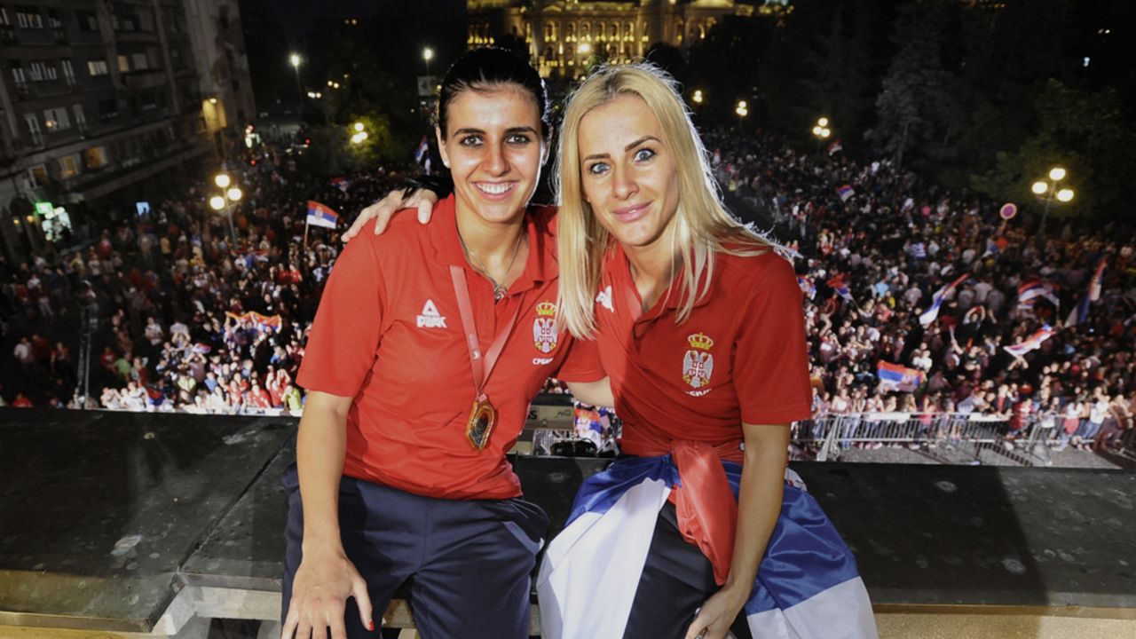 Ana i Milica Dabović na dočeku u Beogradu posle osvojene zlatne medalje na Evropskom prvenstvu