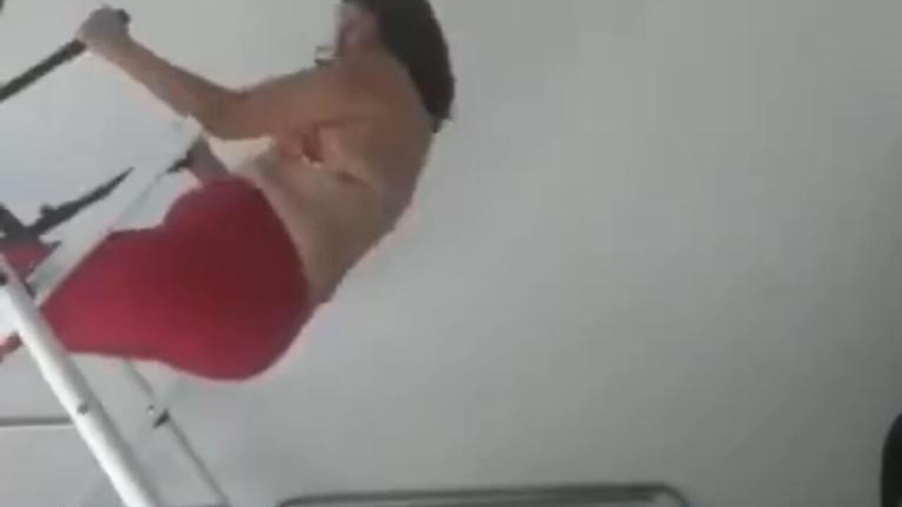 Žena pada sa sprave za vežbanje