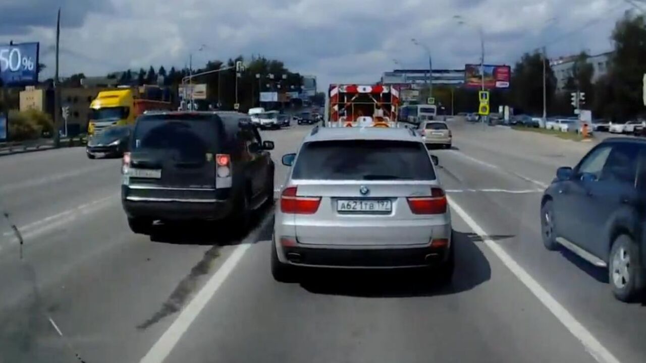 Vozač blokira ambulantna kola