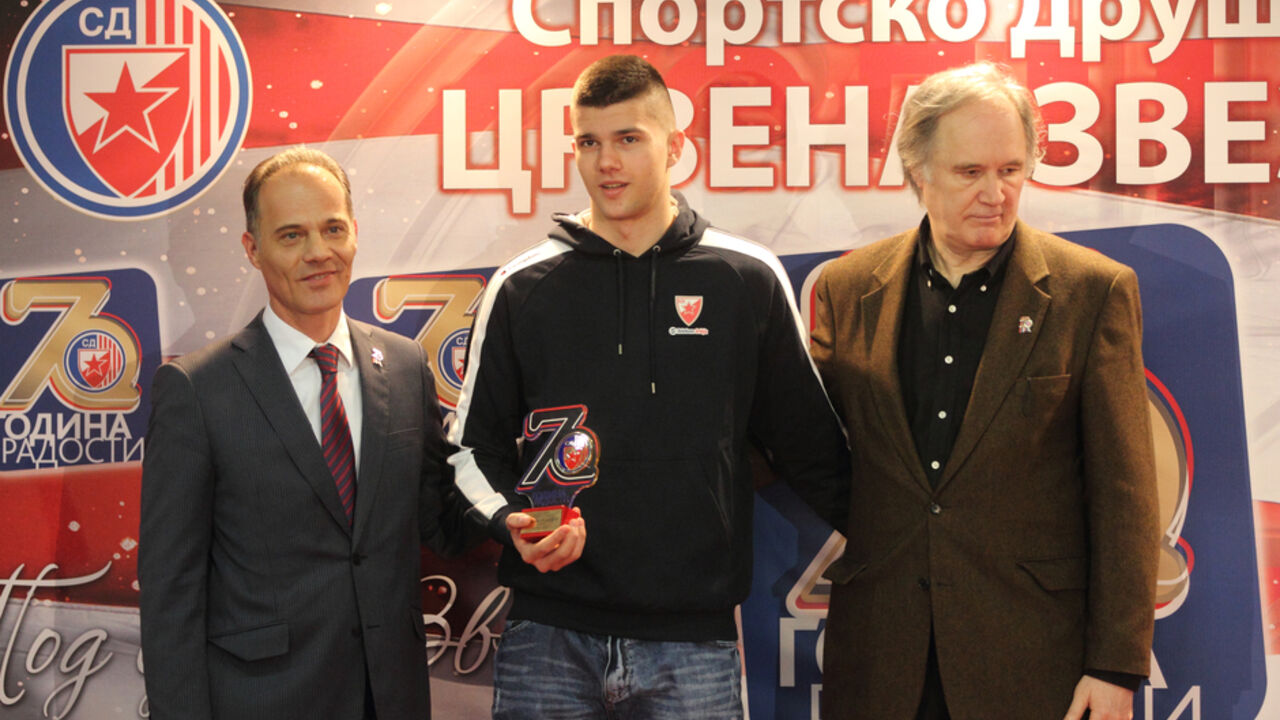 Vojislav Stojanović prima nagradu za najbolju juniorsku ekipu SD Crvena zvezda na proslavi 70-godišnjice društva