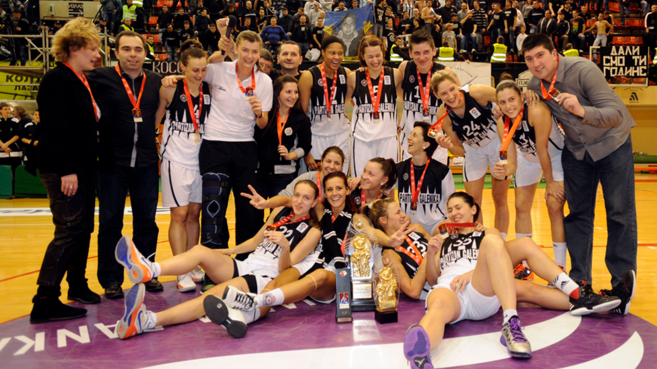 Košarkašice Partizana posle osvajanja domaćeg Kupa 2013. godine