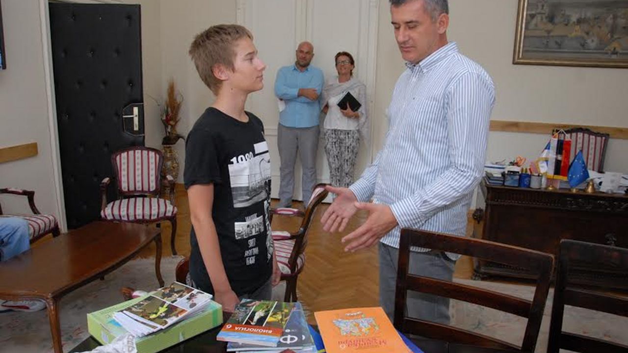 Predsednik Opštine Zemun uručuje nagradu dečaku Rastku