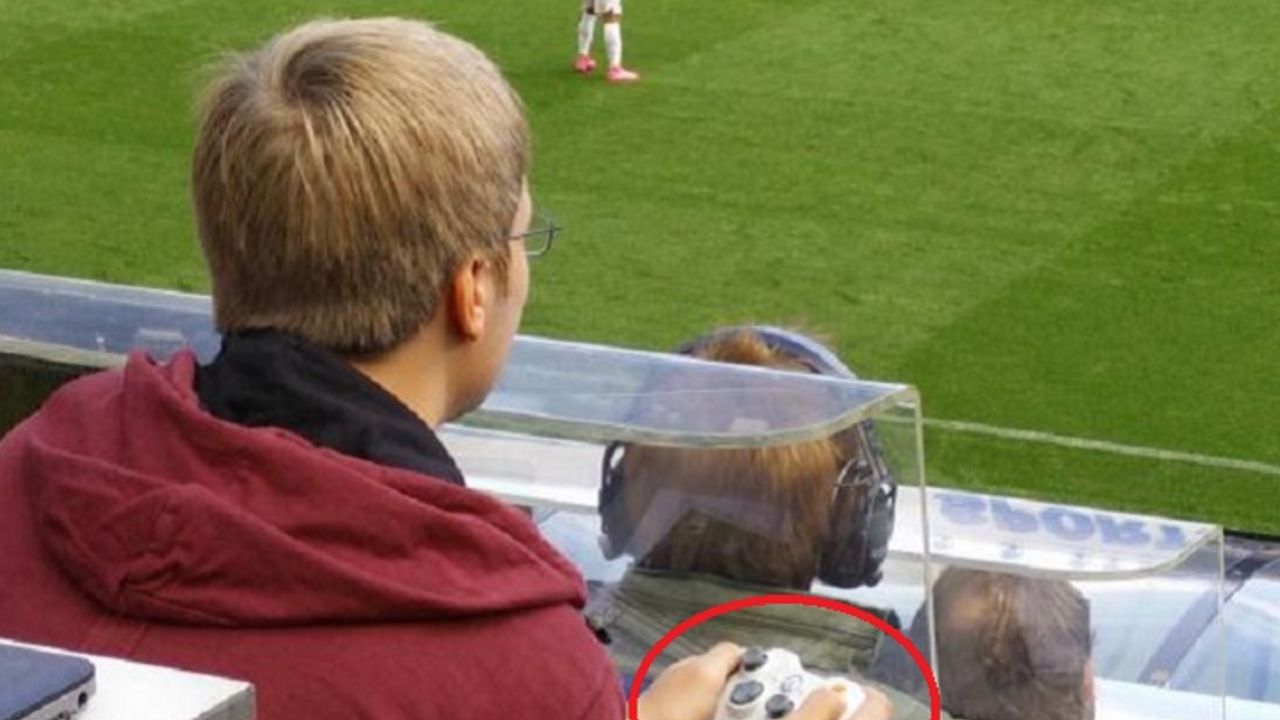 Momak sa džojstikom na meču Arsenal - Njukasl