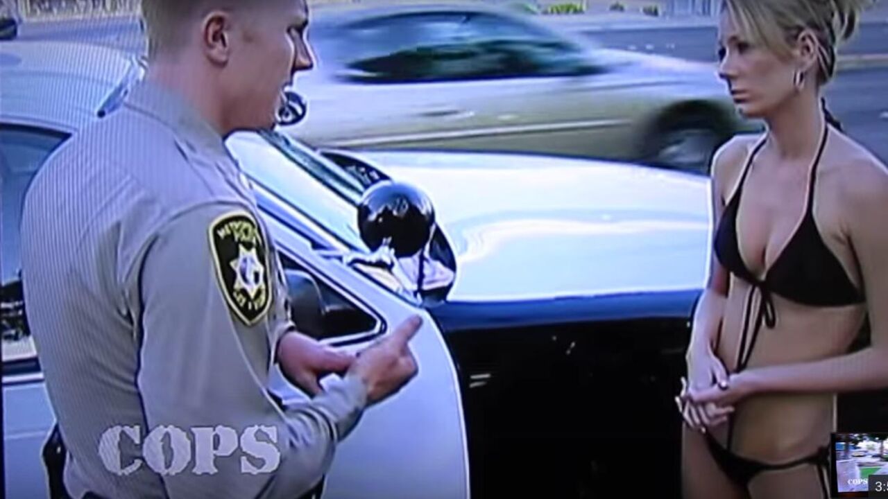 Policajac i devojka u bikiniju