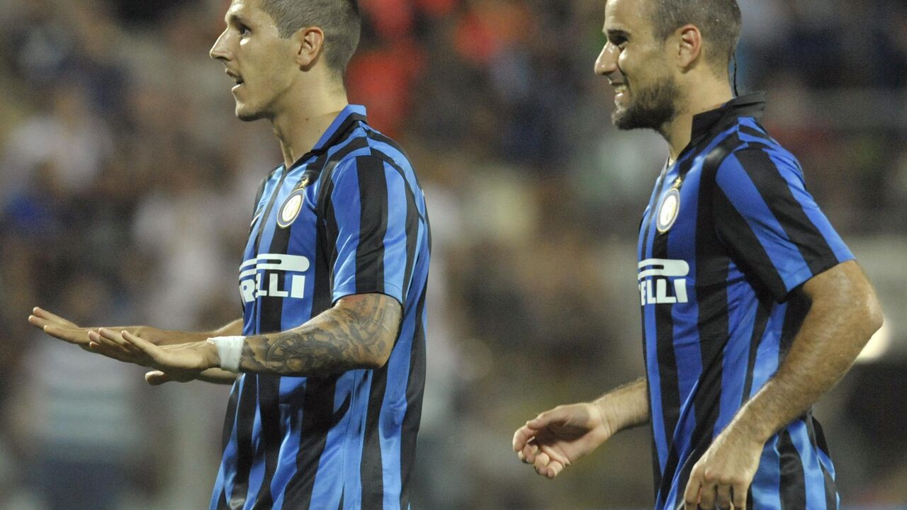 Stevan Jovetić slavi gol u meču protiv Karpija