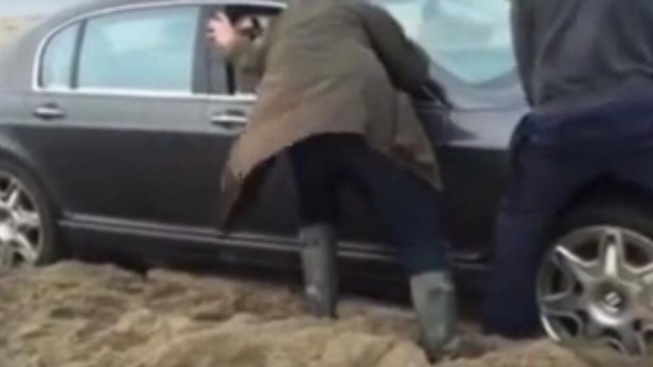 Bentli zaglavljen u pesku