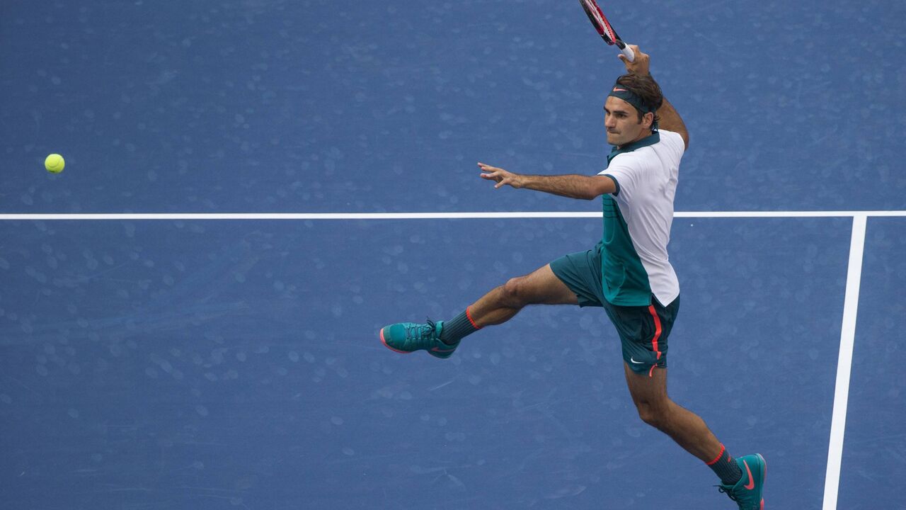 Rodžer Federer tokom meča sa Leonardom Majerom poentira na briljantan način