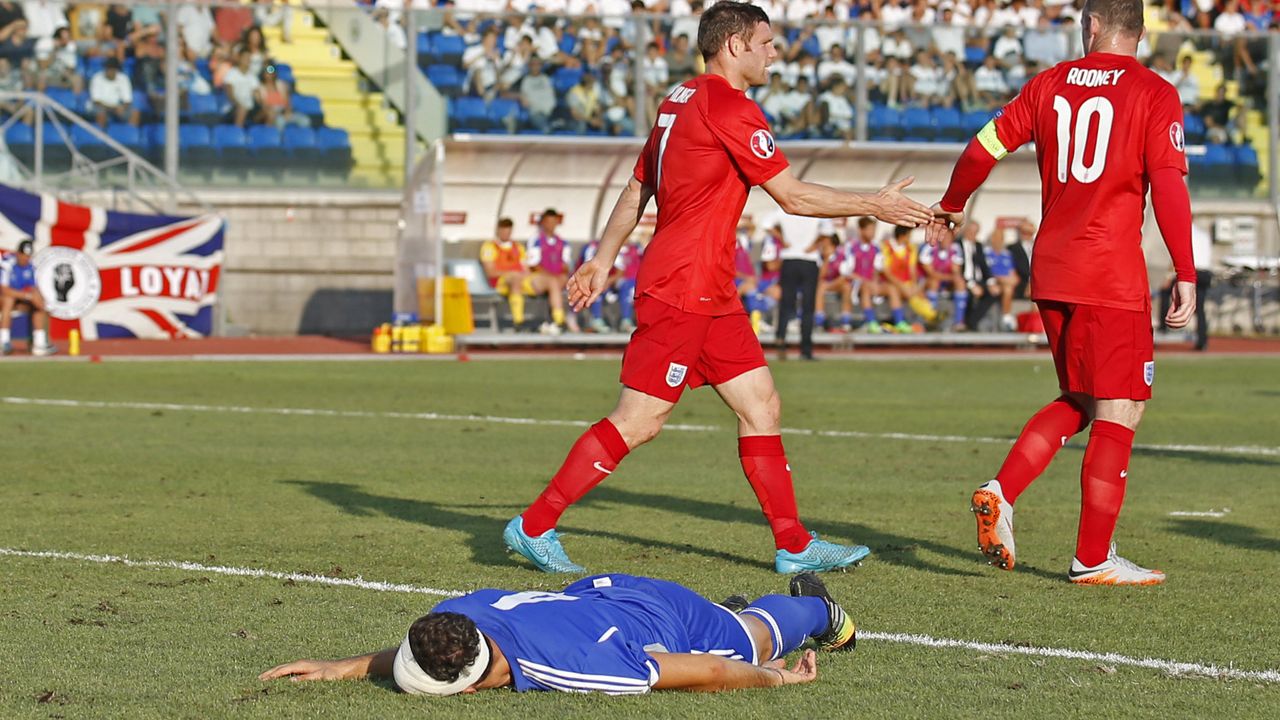 Džejms Milner i Vejn Runi slave autogol Kristijana Brolija u meču San Marina i Engleske