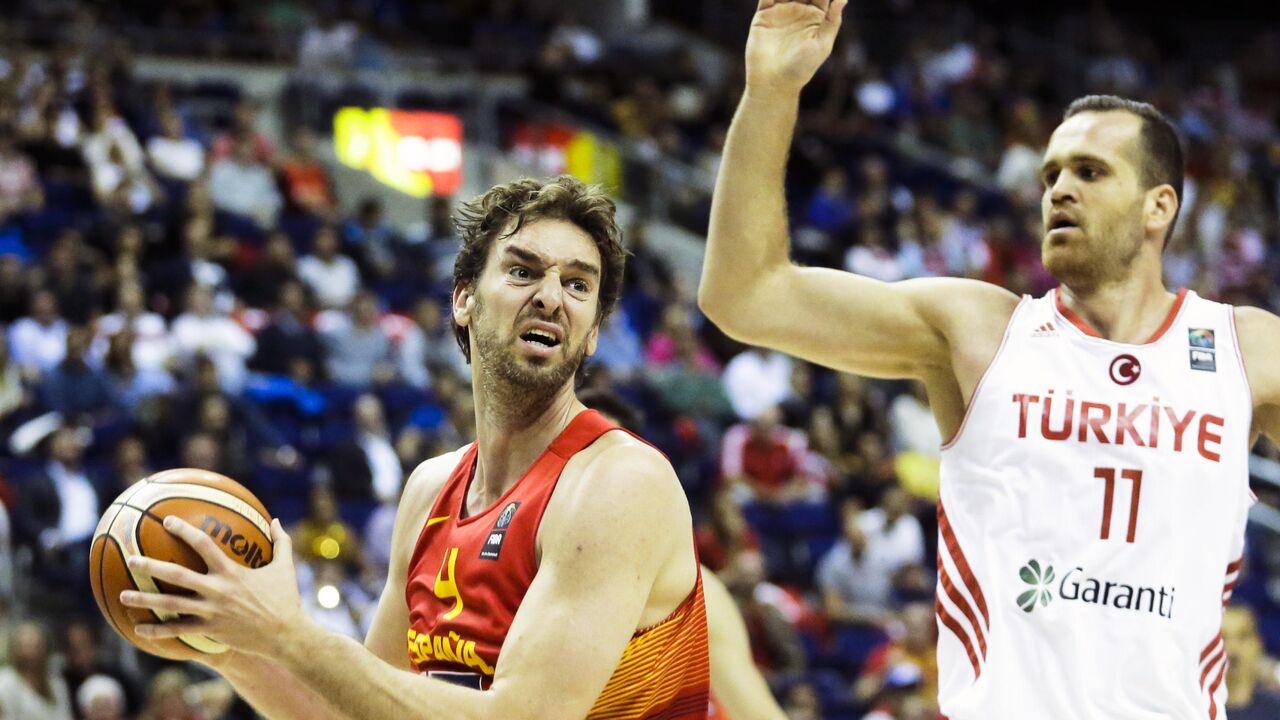 Pau Gasol i Oguz Savaš u meču Evrobasketa između Španije i Turske