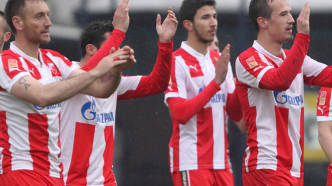 Fudbaleri Crvene zvezde pozdravljaju navijače
