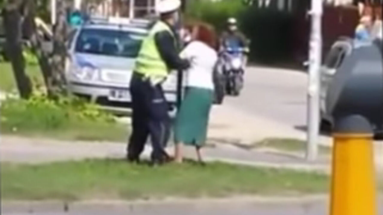 policajac napada ženu