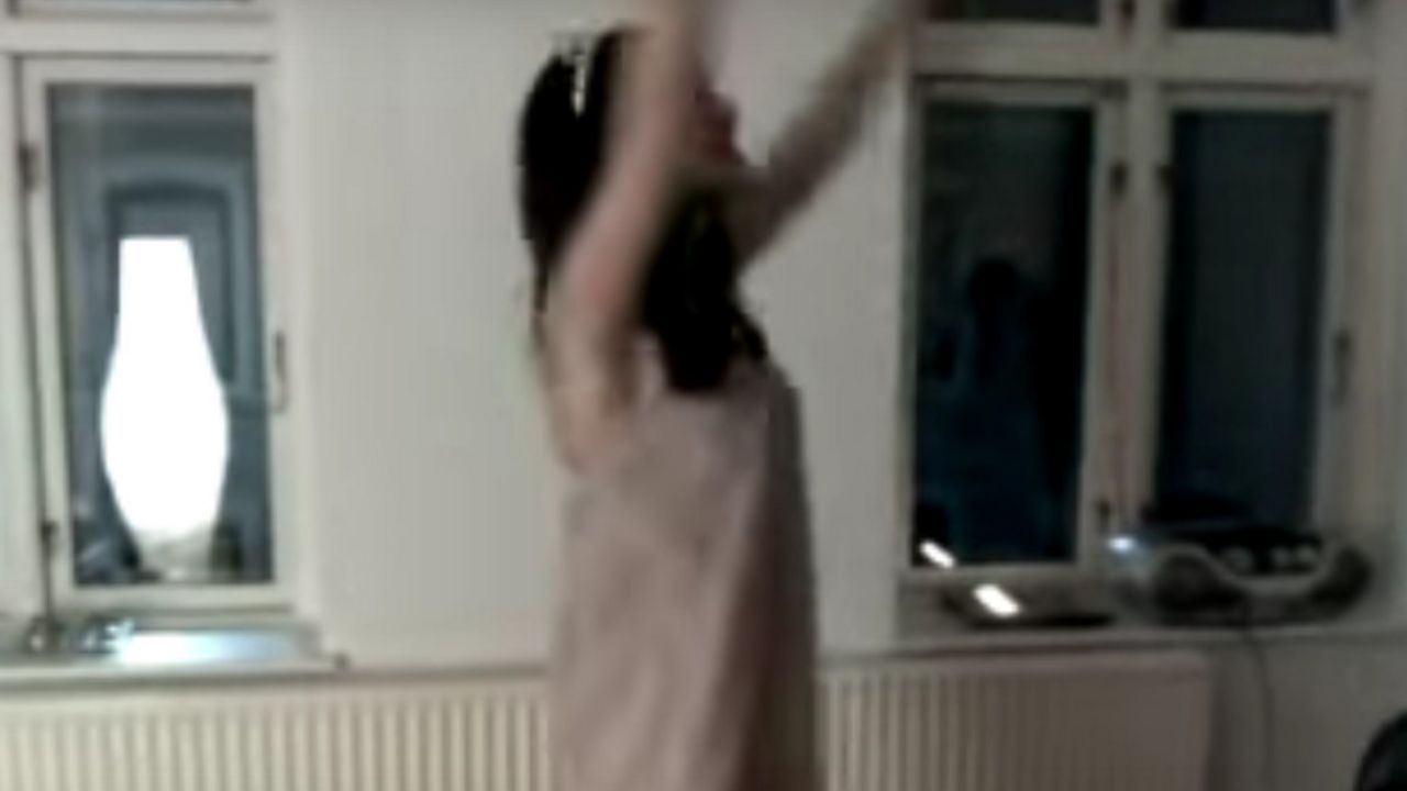 devojka igra