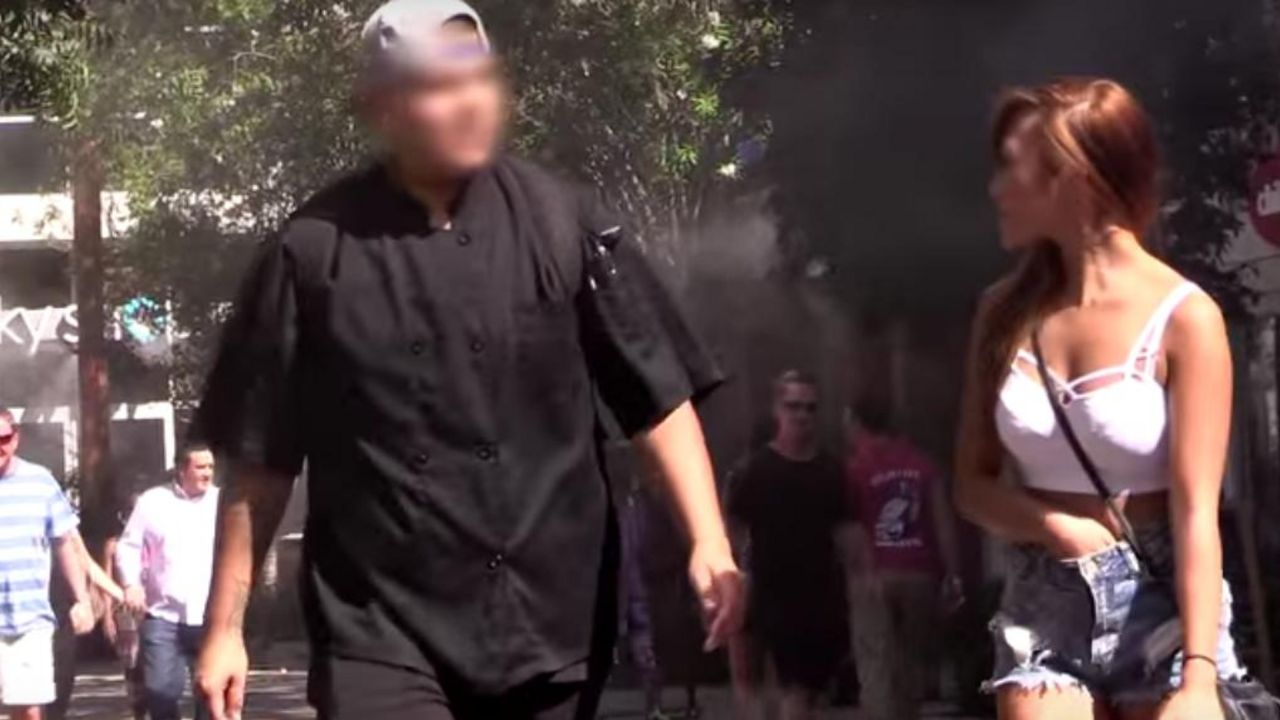 Devojka se češe u predelu međunožja