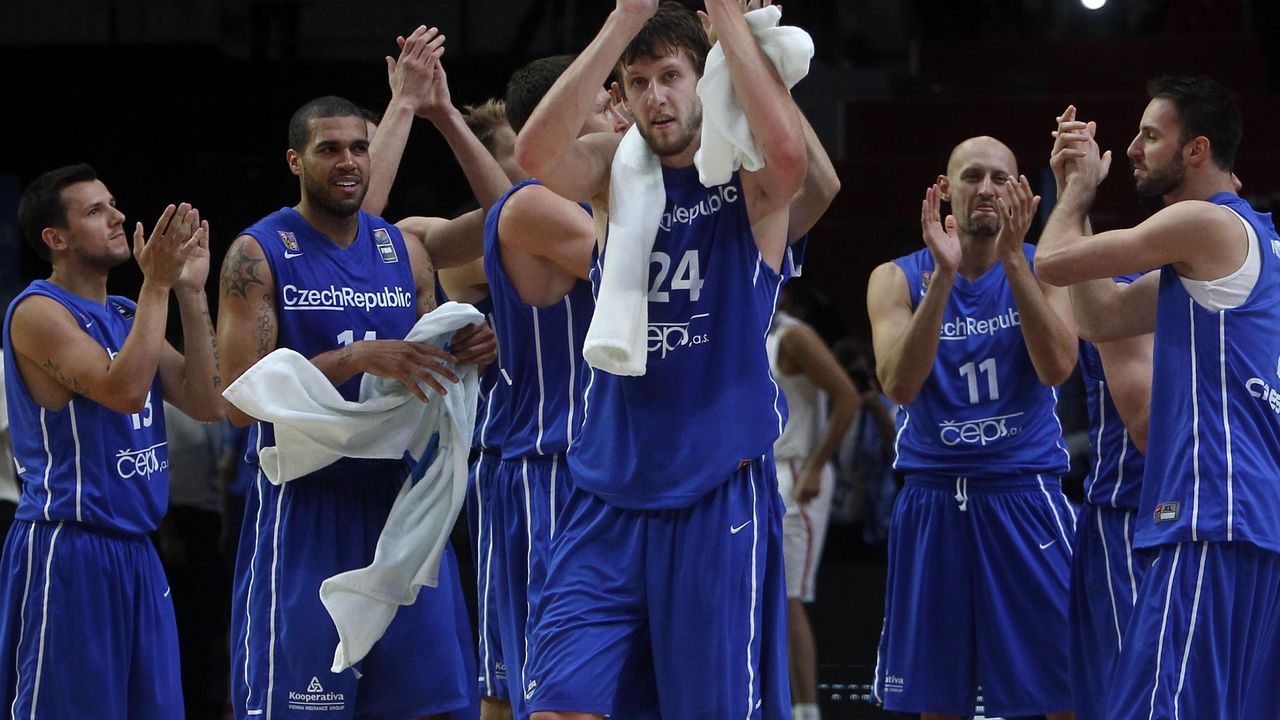 Reprezentativci Češke posle pobede nad Hrvatskom u četvrtfinalu Evrobasketa