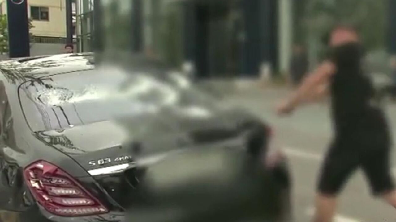 Čovek razbija mercedes