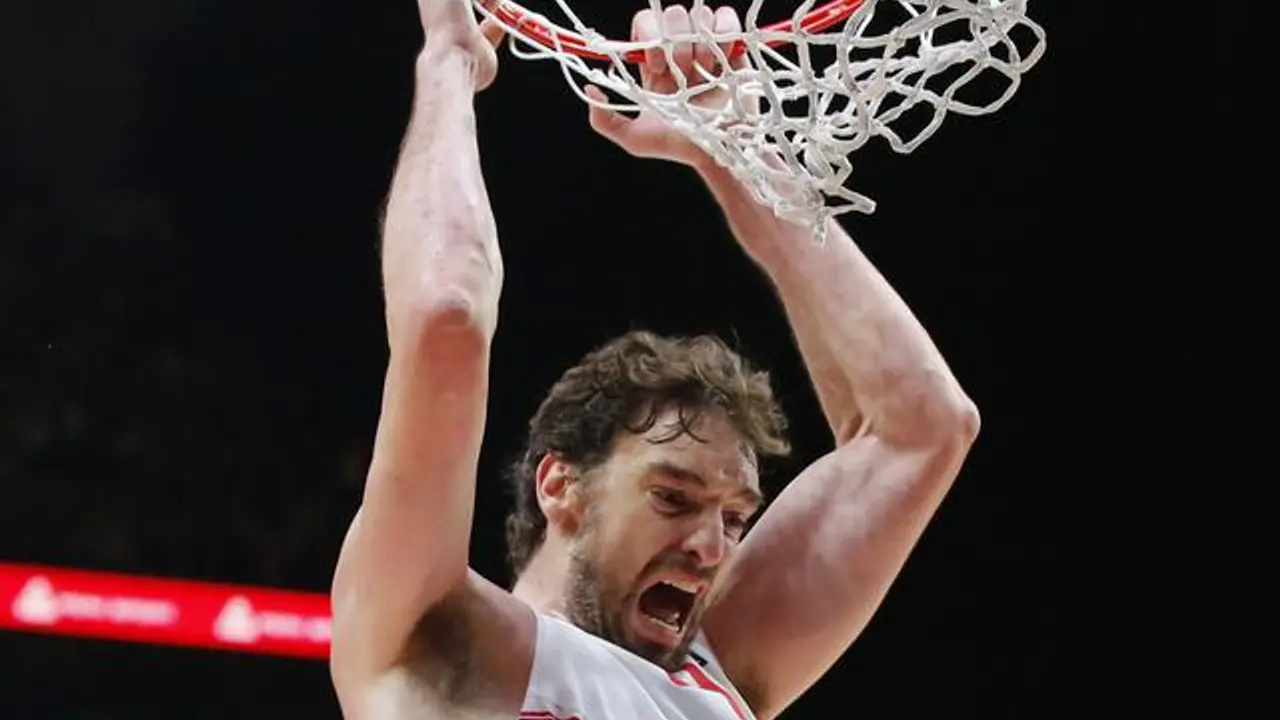Pau Gasol zakucava na meču protiv Francuske