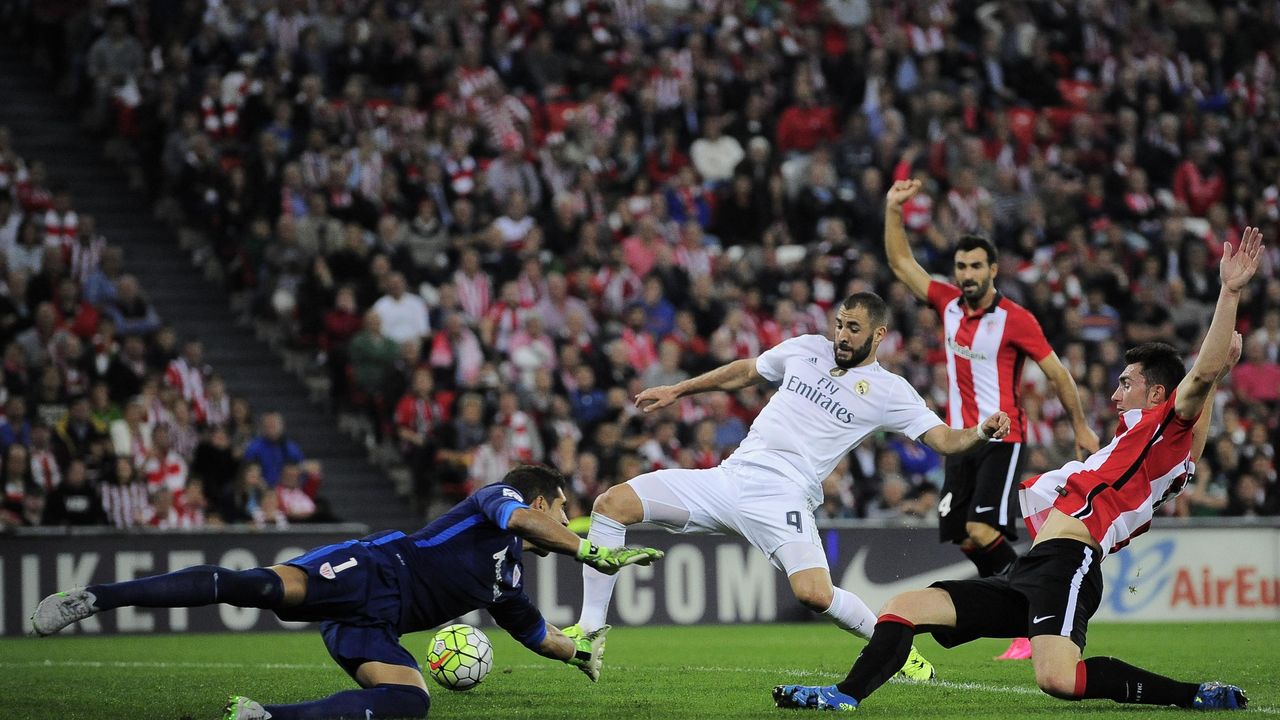 Karim Benzema postiže gol u meču Atletik Bilbao - Real Madrid