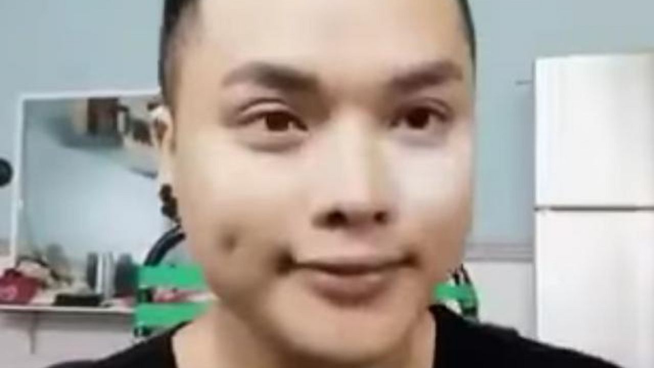 Muškarac pre nego što se našminka