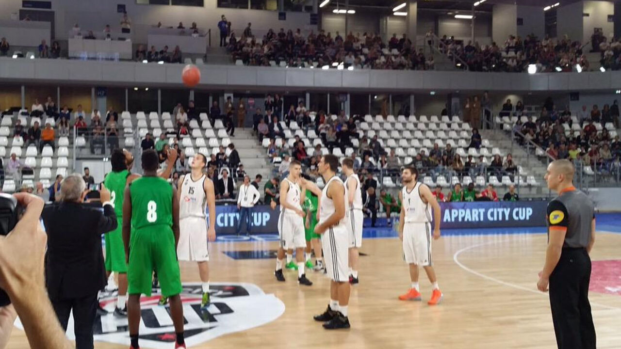 Košarkaši Asvela i Partizana