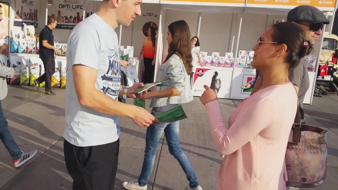 Viktor Savić deli flajere