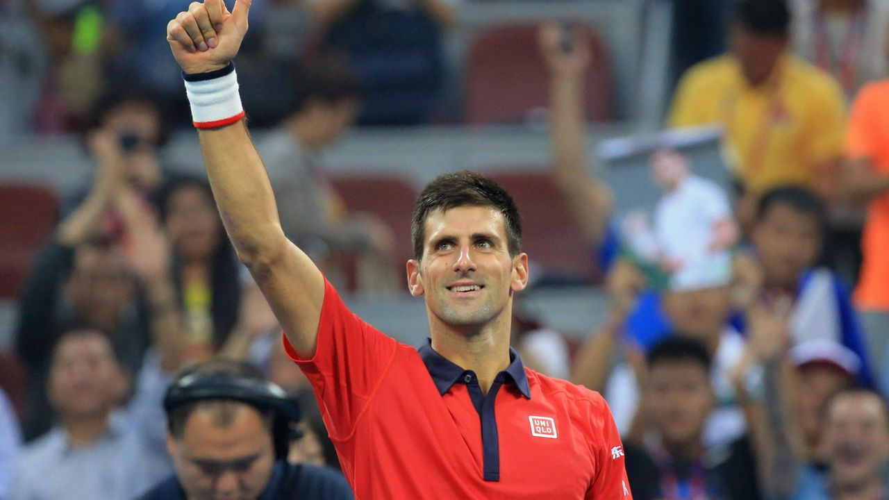 Novak Đoković pozdravlja kineske navijače na ATP turniru u Pekingu