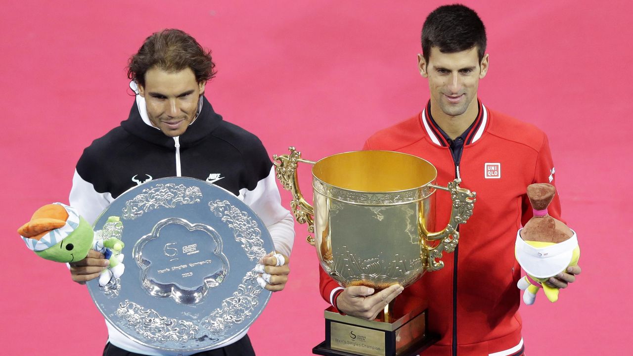 Rafael Nadal i Novak Đoković sa trofejima na ATP turniru u Pekingu
