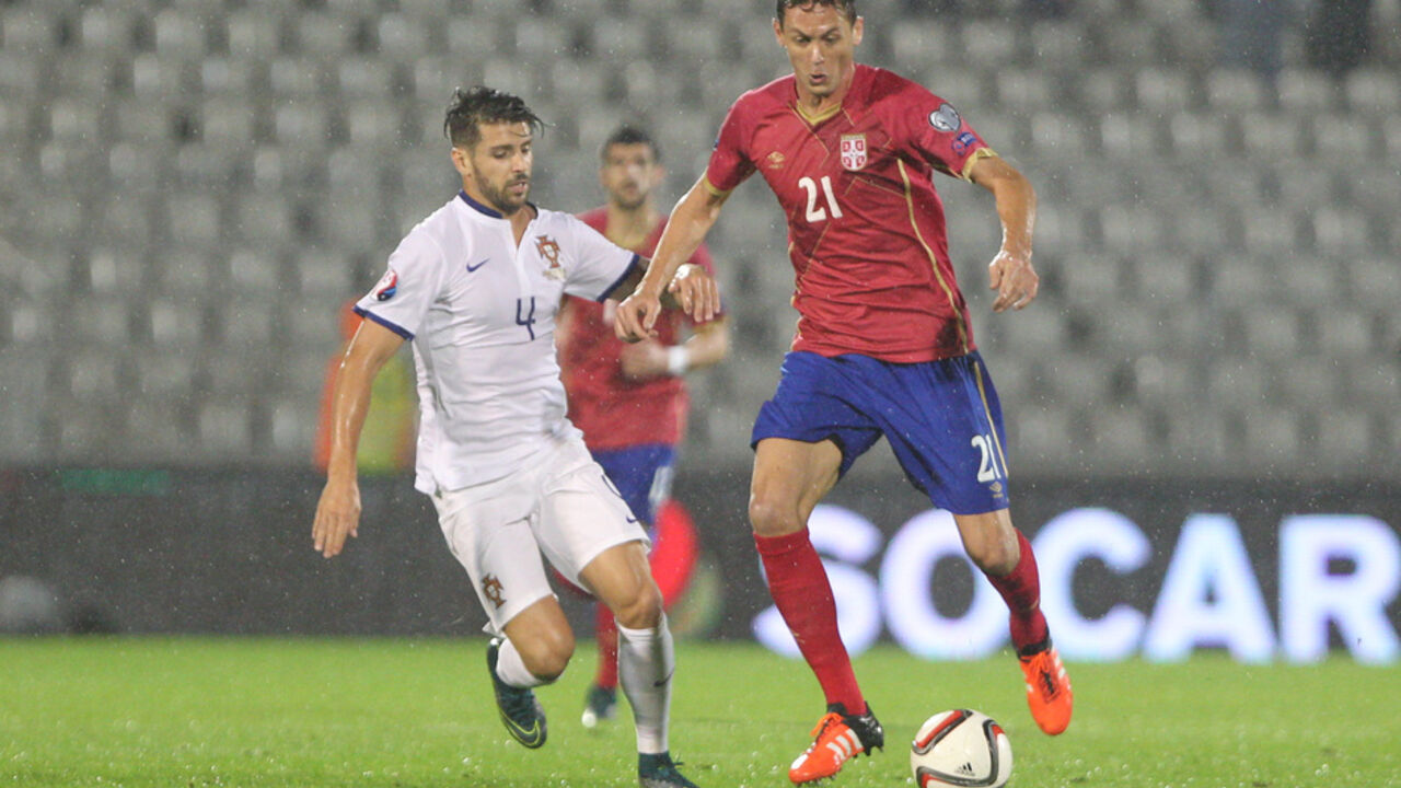 Nemanja Matić u duelu sa Migelom Velosom