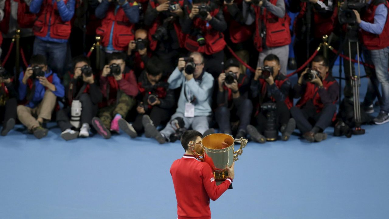 Novak Đoković pozira fotoreporterima posle osvajanja šeste titule u Pekingu