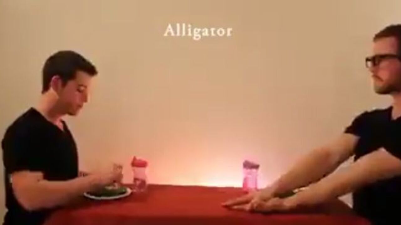 dva čoveka za stolom