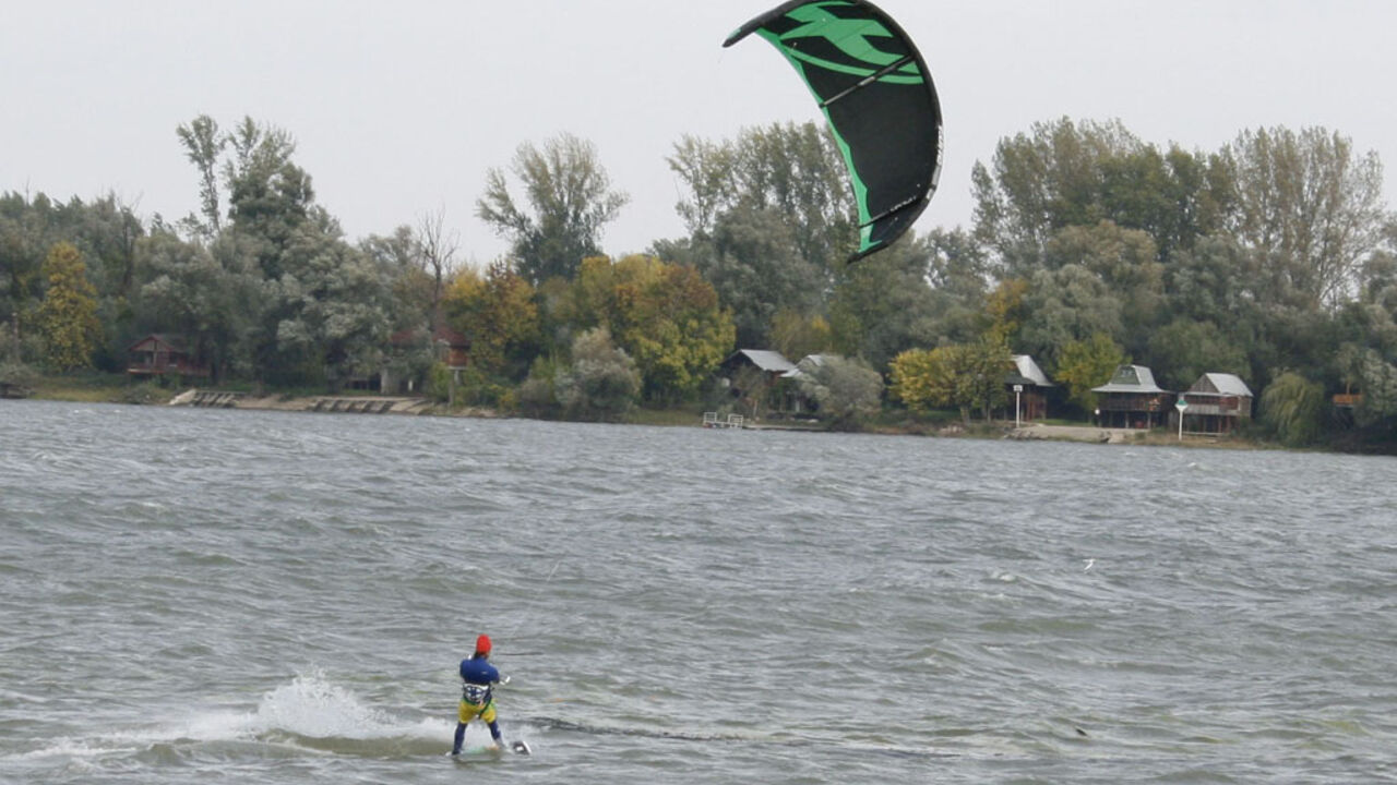 surfer na Zemunskom keju